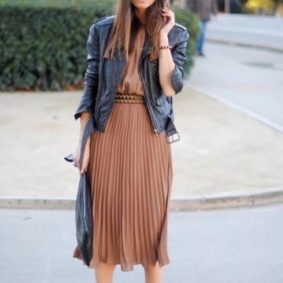 Black vegan leather pleated midi skirt - Picture 5 of 7